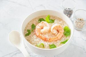 arroz gachas de avena con camarón para desayuno y sano comida foto