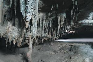 hermoso de estalactita y estalagmita en eso laico Khao kob cueva en trang, tailandia foto