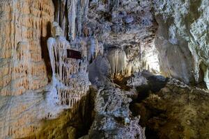 hermoso de estalactita y estalagmita en eso laico Khao kob cueva en trang, foto