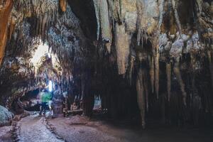 hermoso de estalactita y estalagmita en eso laico Khao kob cueva en trang, tailandia foto