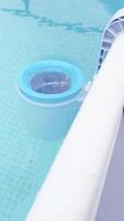blauw schuimspaan voor schoonmaak de zwembad. detailopname van de schuimspaan gemonteerd Aan een kader zwembad video