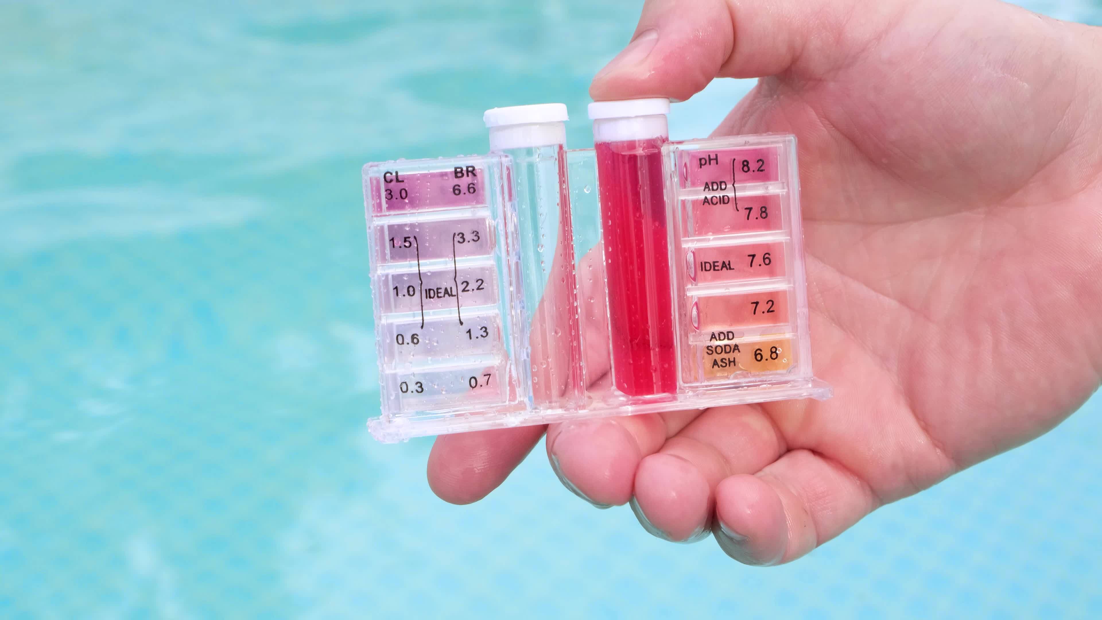 PH and chlorine analysis kit for swimming pools. Liquid chlorine and PH