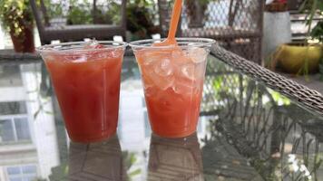 vaso de guayaba zalamero con Fresco guayaba Fruta aislado video