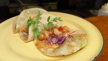 traditionell Mexikaner Essen Tacos mit Zwiebel auf das oben Nahansicht. hausgemacht Tacos mit Fleisch und Gemüse video