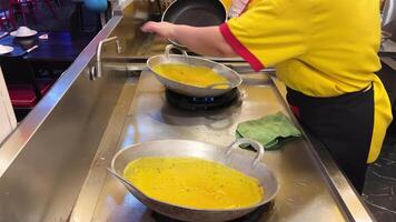 toevoegen water naar de frituren pan vis bouillon is gegoten in een pan met risotto. onherkenbaar.natuurlijk collageen. kopiëren ruimte. video
