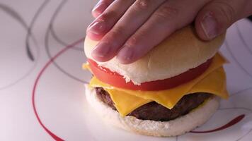 bearbeta av framställning en burger amerikan mat snabb mat på Hem bulle senap sätta de kotlett spridning de sås Tryck de bröd sätta de tomat Lägg till ketchup video