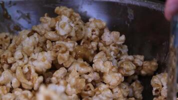 heerlijk zoet popcorn met veel van karamel, karamel smaak van popcorn detailopname video