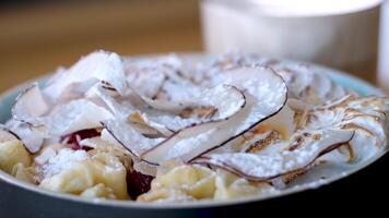 fouetté cuit Oeuf blancs délicieux Meringue avec Crêpes et noix de coco flocons restaurant portion petit déjeuner dans une café le déjeuner dans L'Europe  Amérique Canada bien vaisselle de France video