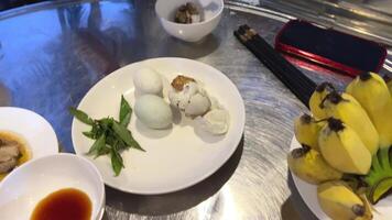 uovo con embrione vietnamita delicatezza. balut bollito sviluppando anatra embrione nel Hoi un, Vietnam. Questo è un' speciale cucina nel asiatico Paesi. video