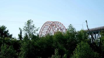 pattullo pont plus de le Fraser rivière patullo pont, Surrey, Britanique Colombie, Canada. longue exposition de le pont plus de l'eau. ciel train pont. pont dans forme de rose cambre suivant à autre des ponts video