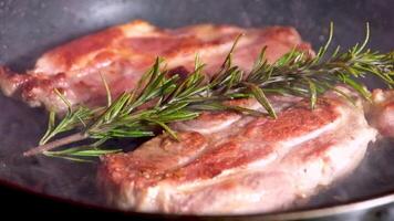 parilla chuletas Mira muy sabroso cocido para un hamburguesa en un caliente abierto fuego en el parrilla vueltas terminado con un espátula después cada giro el fuego bengalas arriba y crea un hermosa adecuado para ninguna restaurante video