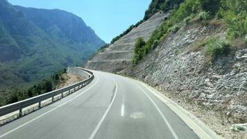 strada per Albania montagne pianure strada passaggio attraverso il montagna alberghi macchine video