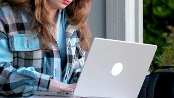 närbild av barn hand skriver på en tangentbord. hand skriver på bärbar dator tangentbord och surfing internet på kontor skrivbord, surfing internet, på arbete, i företag och teknologi, i internet nätverkande begrepp video