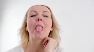 el cerca arriba ver de joven mujer lengua. ella espectáculo su lengua para divertida. video