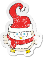 adesivo retrô angustiado de uma coruja de desenho animado usando chapéu de natal png