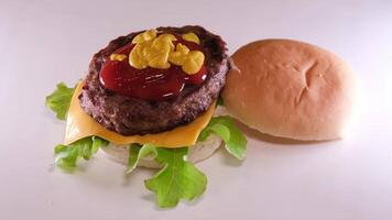 falten ein Burger erstellen ein Burger Startseite mit ein Brötchen stellen Zwiebel Schnitzel Tomate gießen Senf Ketchup stellen Käse und Grüner Salat Verbreitung Mayonnaise auf das Brötchen das ganze Prozess im anders s video