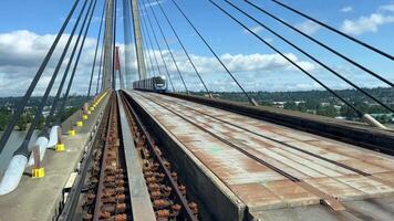 puente aéreo transenlazar espalda ventana tren en el puente otro azul tren pasa ligero tráfico en grande ciudades Vancouver ordinario personas trabajo la carretera comodidad turistas Canadá Vancouver video