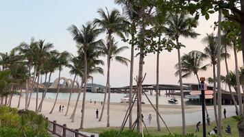 Vietnam phu quoc eiland zonsondergang stad- u kan zien de avond stad lichten leeg huizen en straten mooi architectuur zoenen brug zonsondergang video