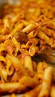 schließen oben Aussicht von Pasta Sahne Rosa Soße mit gegrillt Hähnchen Penne mit Rose Soße video