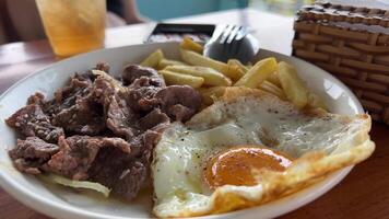 Open burger on plate with egg, bacon and salad video