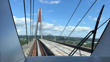 luchtbrug translinken terug venster trein Aan de brug een ander blauw trein passeert licht verkeer in groot steden Vancouver gewoon mensen werk weg comfort toeristen Canada Vancouver video