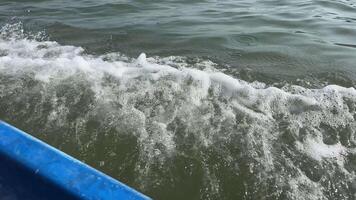 Vietnam phu quoc eiland vissers huis in de Indisch oceaan visvangst boot vangst toenemen vis vis boerderij restaurant Aan de water vangst vis toenemen netten houten huis video