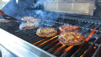 churrasco para uma Hamburger cozinhou em a aberto fogo e virou sobre carne hambúrgueres terra picado carne pronto frito e muito saboroso virar sobre com uma espátula em fogo. a fogo somente queimaduras e é muito saboroso video