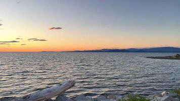 Sonnenuntergang auf das Ozean Horizont viele Wolken und hell Farben von das Sonne im das Himmel schleppend Bewegung geeignet zum Musik- Entspannung Hintergrund zum Text Stille Frieden Parksville Strand Surfside rv Resort video