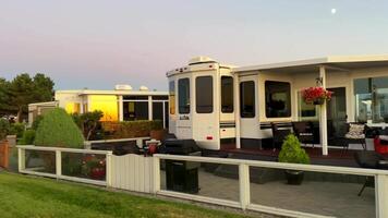 Sonnenuntergang auf das Ozean Horizont viele Wolken und hell Farben von das Sonne im das Himmel schleppend Bewegung geeignet zum Musik- Entspannung Hintergrund zum Text Stille Frieden Parksville Strand Surfside rv Resort video