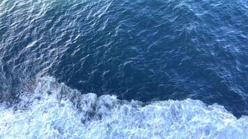 un viaje a través de el Pacífico Oceano en un transatlántico, solamente el mar y agua y el cielo son visible, todo es azul, el horizonte y un pequeño parte de el barco, descanso en el agua video