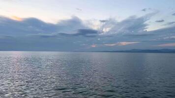 phuket strand hav thailand. landskap hav sand och himmel i sommar dag. strand hav Plats område. på karon strand, phuket, thailand flyg över de hav. de ändlös horisont Nedan oss, endast de blå djup. video