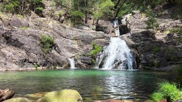 a cascata é chamado cascata Faz pincho ou cascata da ferida ma. Está em a âncora rio a fabuloso natureza é semelhante para a cotações do uma filme sobre piratas e e viagem video