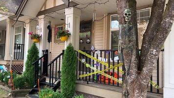 trucco o trattare Halloween decorazioni a casa streghe sospeso su il veranda introducendo scheletri, ossatura America brillantemente celebrare Halloween Casa è pronto per ricevere bambini per dare loro dolci video