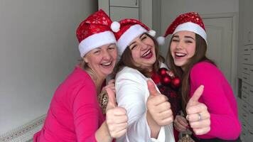 visar de tumme i de ram visar de klass tre kvinnor är fira de ny år snöflingor i deras händer jul träd leksaker fest kommunikation kärlek vänskap hus fest under karantän video