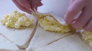 vrouw handen rollend deeg in broodjes bakken werkwijze maken croissant bakkerij werkwijze van Koken bakken croissants bestrooi ziek met kaneel wrongel Aan licht deeg tafel huis keuken handgemaakt ontbijt video