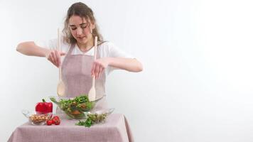 groente salade in glas bord roert vrouw top gemengd met groenten wortels spinazie rucola tomaten rood klok paprika's komkommers eetpatroon vegetarisch meenemen smakelijk gezond dokter voorgeschreven video