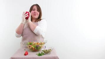 rechoncho mujer bailando y demostración pulgares arriba señalando a ensalada delicioso sacudida cabeza mientras ella mastica en primer plano detrás sonriente blanco antecedentes espacio para texto Cocinando espectáculo delicioso dieta apetito video