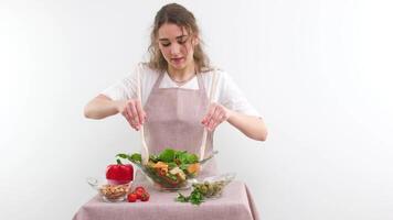 avvicinamento femmina mani eccitante con di legno cucchiaio ingredienti verdure nel fresco delizioso insalata, irriconoscibile famiglia madre e figlia vegetariani preparare pasto piatto con rosso Pepe verde le foglie video