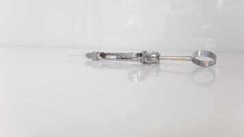 carpuls injectiespuit speciaal instrumenten dat zijn gebruikt in tandheelkunde voor lokaal anesthesie gemakkelijk ontwerp van een cilindrisch lichaam en zuiger. een dubbel geëindigd naald- is wond op de spuit, beschikbaar video