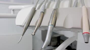 tandheelkundig instrument interieur van modern tandarts kabinet en medisch stoel. stomatologie kabinet met niemand in het en wit uitrusting voor mondeling behandeling. interieurs concept video