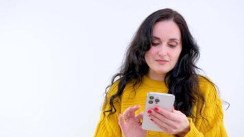 vrouw typen tekst Aan de telefoon typen sms vangen Wifi Bezig met verzenden berichten communiceren met vrienden sociaal netwerken telefoon verslaving telefoontje reclame glimlach Aan gezicht werk oplettendheid brunette video