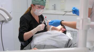 piezoelétrico scaler combinação do moderno tecnologias e poder dispositivos estão usava dentro campo do periodontia e endodontia dentro a prevenção e tratamento do vários doenças do a dentes e gengivas video