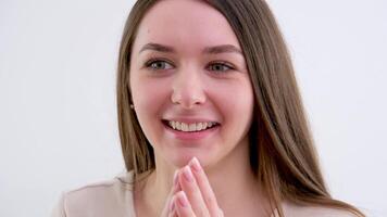 Jeune fille applaudi sa mains avec admiration regards joie sourire délice doux femme réel magnifique féminin yin-yang femelle énergie sourire et bien nouvelles joie embarras fille embarras video