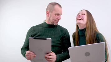 verpletteren uitrusting grap een Mens schommels een tablet wijzend op dat hij zullen Gooi het en de grond een meisje lacht in haar handen een laptop grap flirten besteden tijd samen hebben pret dreigen video