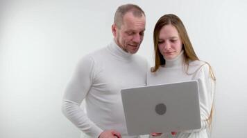 portable chuchotement dans chaque autres oreille l'amour mutuel compréhension relation tendresse sur une blanc Contexte blanc vêtements endroit pour texte La publicité des relations dans le famille l'Internet social réseaux video