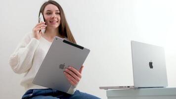 das neueste Technologie Apfel MacBook iPad und Telefon Arbeit bequem komfortabel Büro Weiß Hintergrund Raum zum Text Werbung Internet online Netzwerke online Lernen Sozial Verbindungen video