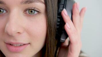 mulher ouvindo para música com grande marinha azul na orelha fones de ouvido 4k video