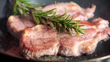 carne bifes em a grade com chamas grelhado carne bifes com especiarias isolado suculento bife médio raro carne com especiarias video