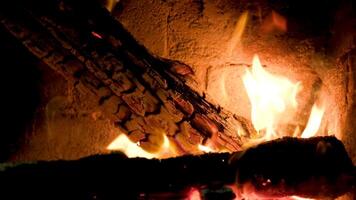 queimando lenha dentro caixa de fogo do lareira dentro país cabana. rústico cozinhando forno com queimando registro video