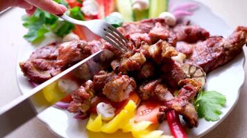 recentemente feito carne fatiamento e corte em borda. churrasco lombos e lombos, filé carne de porco bifes. Kebab cozinha bifes de carne. fechar acima cortar e escultura temperado churrasco com faca. aberto ar cozinha video